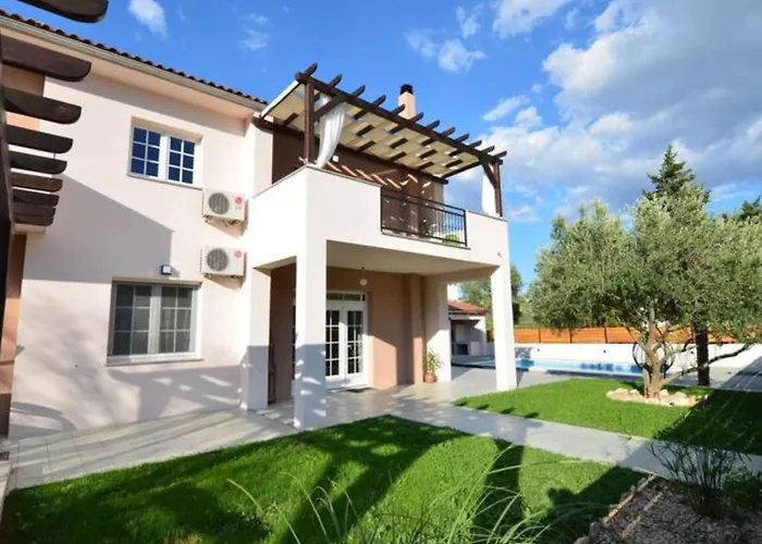 Troskot - With Pool Villa